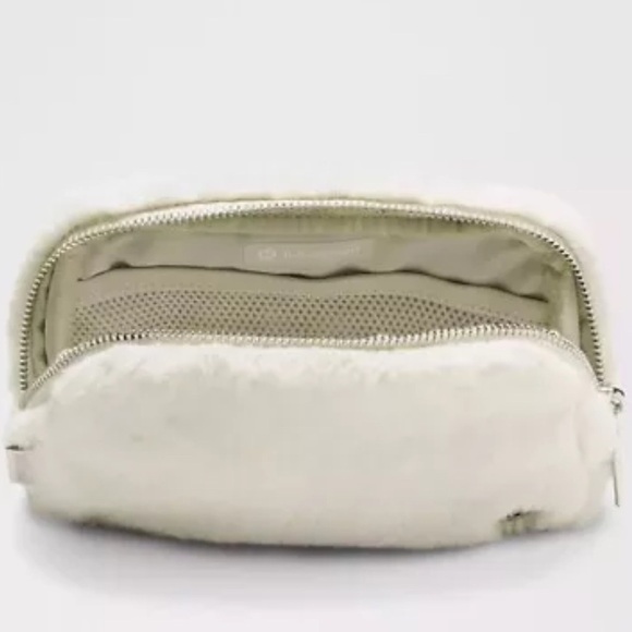 Authentic LULULEMON Plush Fleece Everywhere Belt Bag 1L Bone/ Silver NEW
NEW - Picture 2 of 12